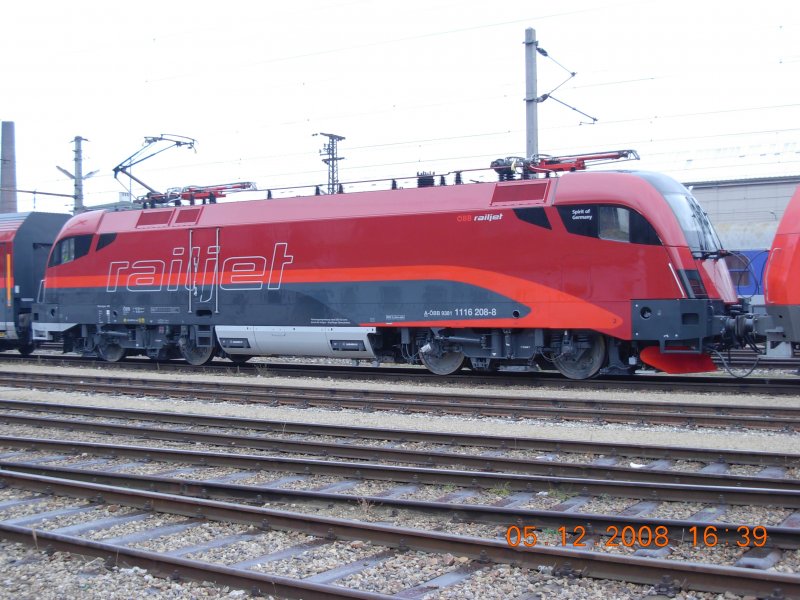 Die zweite Garnitur kam in Doppeltraktion an, an erster Stelle befand sich eine Diesellokomotive der Baureihe 2016 (Hercules), dahinter der neueste Serien-Railjet 1116 208-8 ( Spirit of Germany ); 5.12.2008