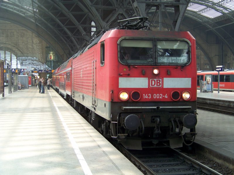 Die zweite Lok der Baureihe 143 (143 002-4) nach Altenburg ist hier auf dem Bild zu sehen. Leipzig Hbf den 04.04.2009 