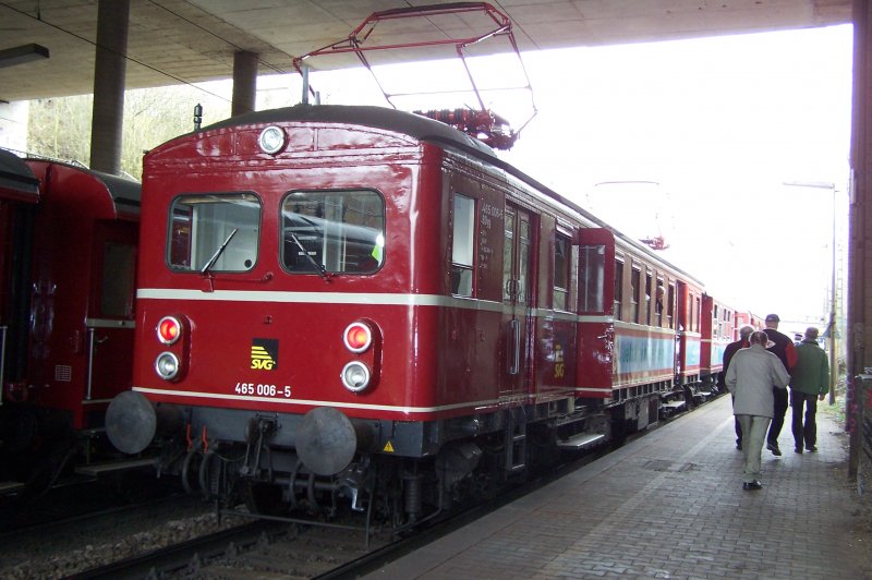 Die zweite Parallelfahrt der Jubil�umstour  75 Jahre ET 65  fand �ber das Zazenh�user Viadukt im Zuge der G�terumgehungsbahn Stuttgart zwischen Kornwestheim und Stuttgart-Untert�rkheim statt. Wegen einiger Minuten Versp�tung ging es zun�chst nach Kornwestheim und anschlie�end zur�ck nach Stg.-Zazenhausen, wo die Fotografen, die es wollten die Parallelfahrt fotografieren konnten. Die Trennung der beiden Einheiten erfolgte in Kornwestheim. In Stg.-M�nster wurden beide ET 65 wieder vereint.
Die Aufnahme entstand nach der zweiten Parallelfahrt �ber das Zazenh�user Viadukt im Haltepunkt Stg.-Zazenhausen am 15.03.2008.
