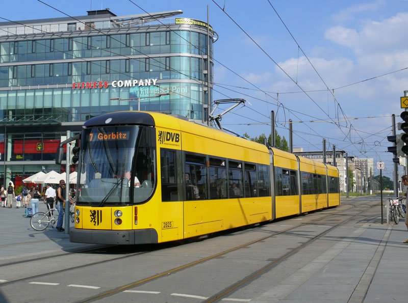 Die zweitlngste Straenbahn der Welt NGT12DD am Hauptbahnhof als Linie 7 nach Gorbitz - Dresden, 26.08.2007
