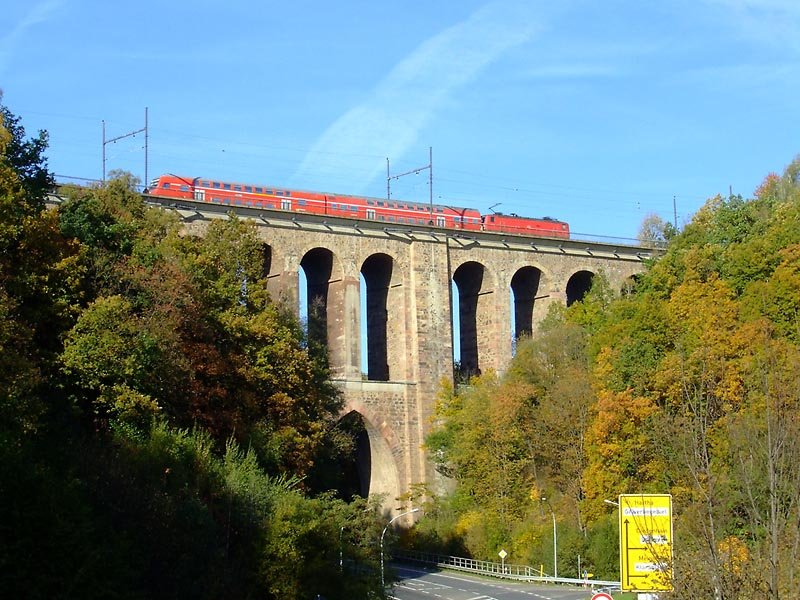 Diedenhainer Viadukt 
(erbaut 1846-1852)
an einem Herbsttag 2006 mit der Regionlbahn Chemnitz-Riesa