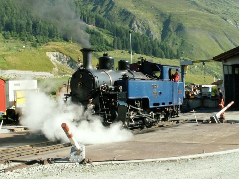 Die Gletschhorn  fhrt auf die Drehscheibe um aufs Kohlegleis umzusetzen.Realp 14.07.05