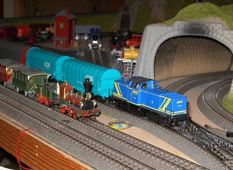 Diel LIMMAT wartet auf einfahrt in den Bahnhof, dabei wird sie von einem MWB Zug berholt.