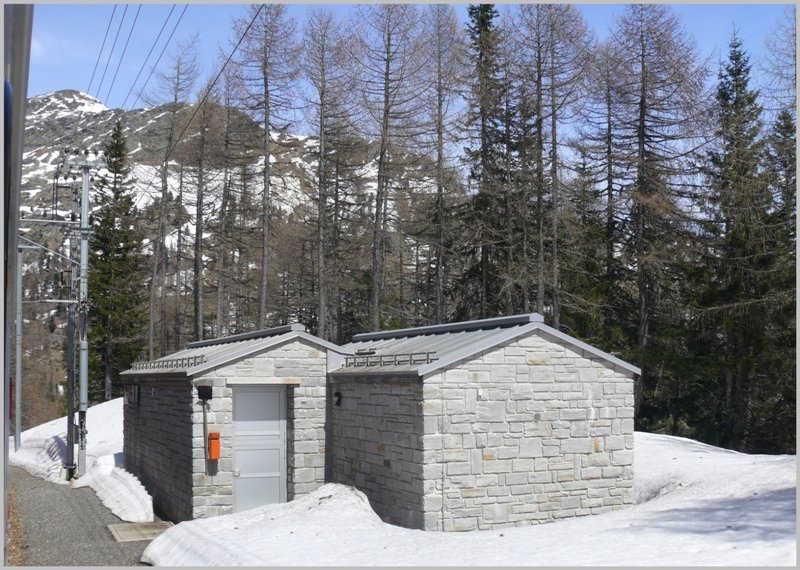 Dienst- und Ausweichstelle Stablini unterhalb der Alp Grm auf der berninalinie. (06.05.2009)