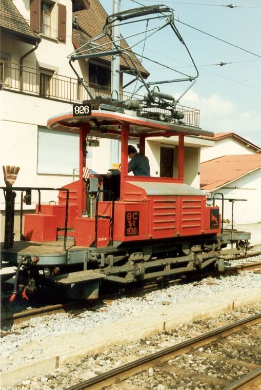 Dienst - Rangierlok Xe 2/2  926 ( ex VBZ Zrich ) im Bahnhofsareal von Bloney in Mai 1986