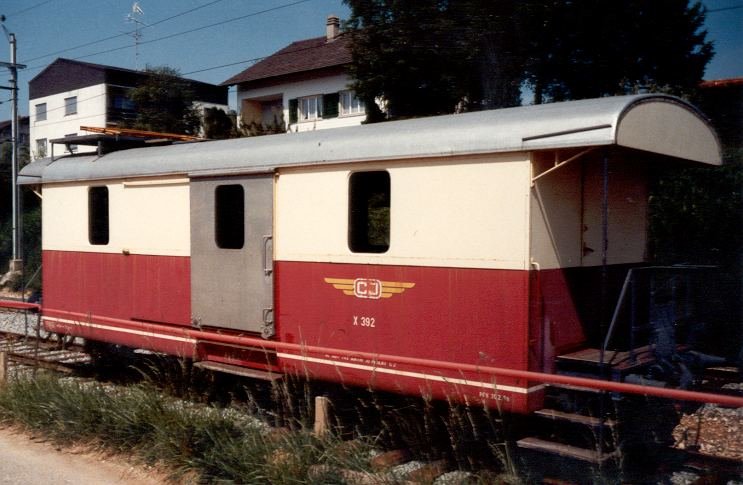 Dienstwagen X 392 im Bahnhof von Bonfol im Juni 1984