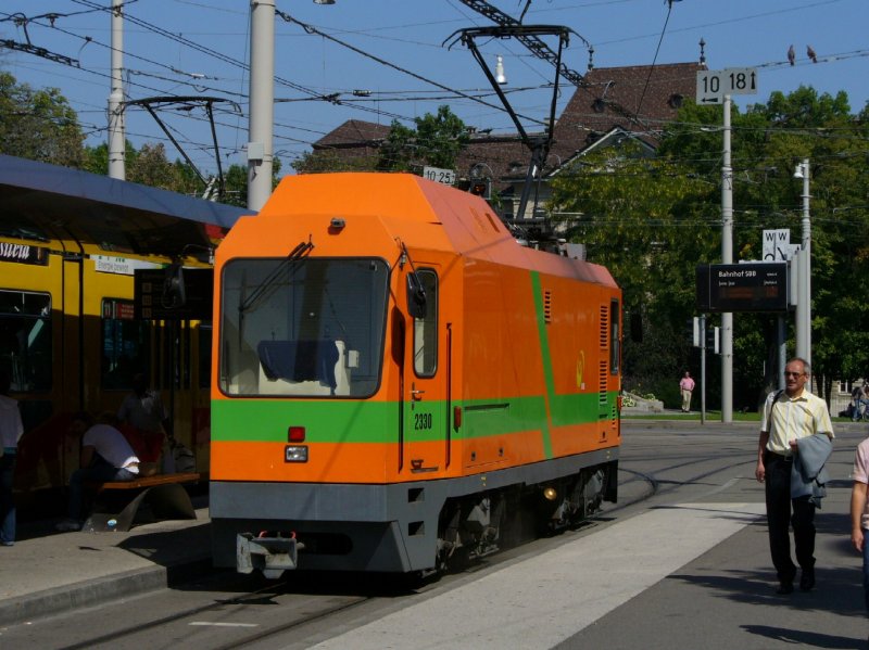 Dienstwagen Xe 4/4  2330 vor dem SBB Bahnhof in Basel am 13.09.2006