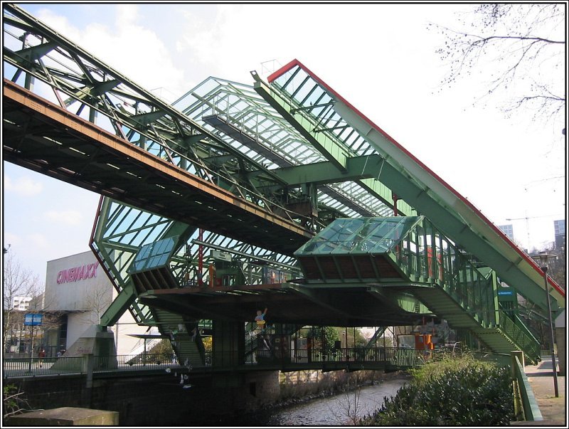 Dies ist die 1999 erffnete, hochmodern gestaltete Station Kluse. (31.03.2007) 