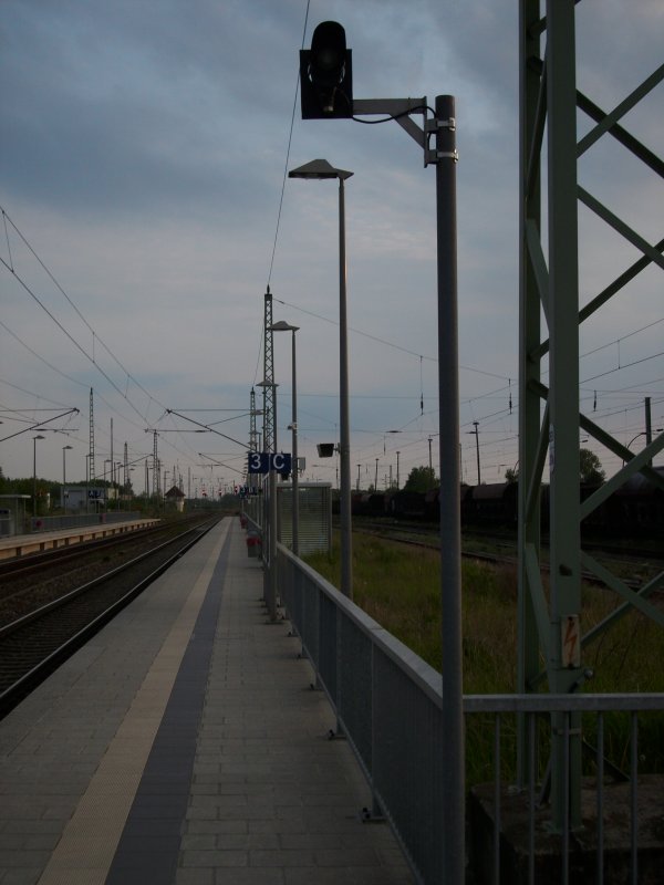 Dies ist auch ein Lichtsignal aber es steht in keinem Signalbuch.Als Hilfe fr den Lokfhrer oder Zugfhrer wird bei schlechten Wetter z.B. Nebel durch Aufleuchten eines weien Lichtes die Fahrstellung des Ausfahrsignales angezeigt.Alle Bahnsteigleise in Bergen/Rgen besitzen so ein Lichtsignal.