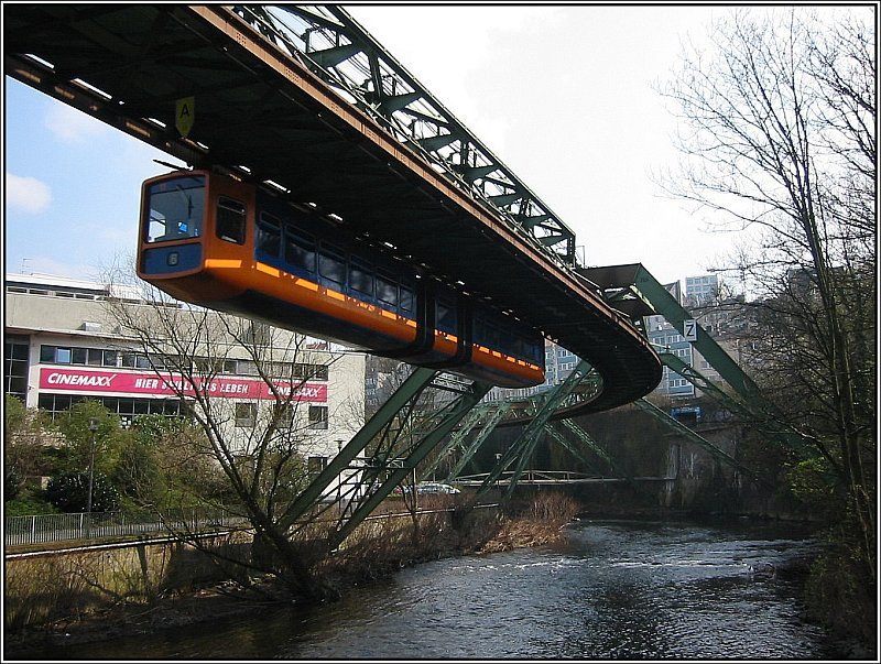 Dies ist eine Aufnahme des Streckenabschnitts unmittelbar hinter der Station Kluse in Richtung Osten. Von dort kommt gerade ein Gelenkzug angebraust. (31.03.2007)