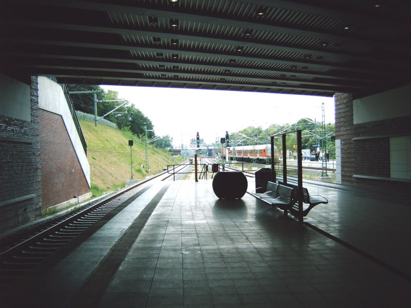 Dies ist die Bahnhofsausfahrt aus dem Bahnhof Berlin - Gesundbrunnen. In Richtung Berlin - Spandau und zum Berliner Hauptbahnhof kommt man hier. Aber auch in Richtung Hennigsdorf und Neuruppin. Aufgenommen habe ich es zur Erffnung des neuen Berliner Hauptbahnhofes im Jahre 2006. 
