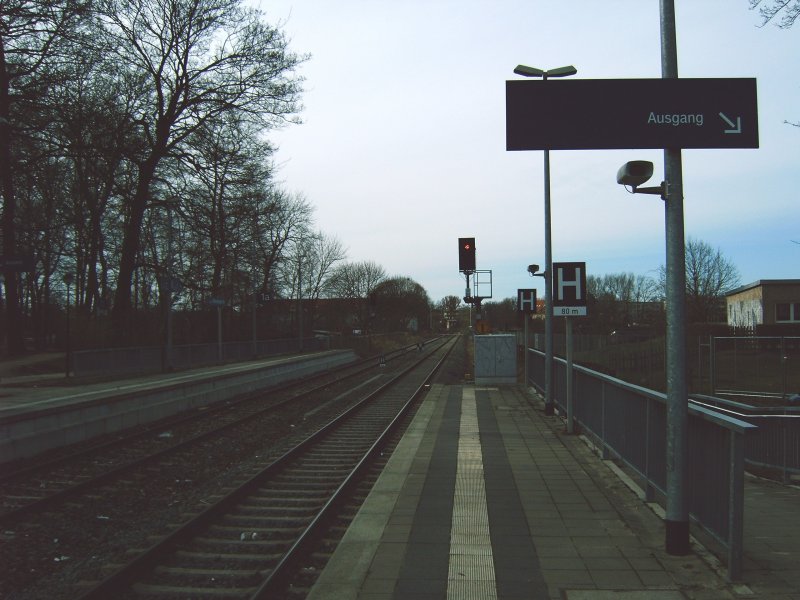 Dies ist die Bahnhofsausfahrt in Richtung Neuruppin West. Aufgenommen auf dem Bahnsteig in Neuruppin Rheinsberger Tor. 