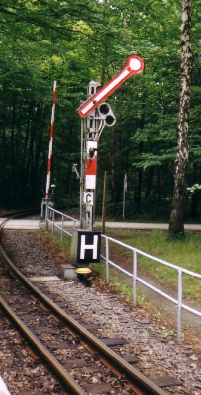 Dies ist ein Signal und eine Schranke  bei der Chemnitzer Parkeisenbahn. 