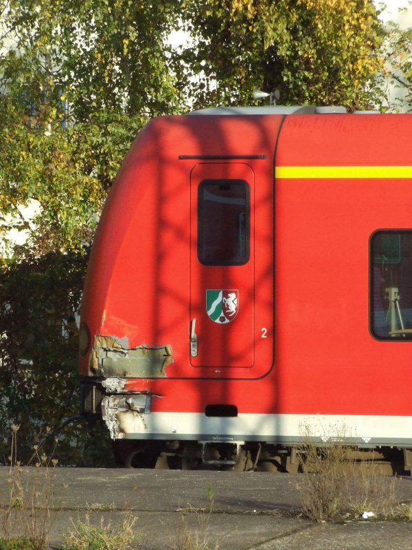 Dies ist ET 425 023, der relativ heftig beschdigt im Hauptbahnhof Essen auf einem Nebengleis steht. Leider ist es nicht die beste Aufnahme, da ich keinen Zugang zu einem anderen Winkel bekommen konnte...aber man sieht es doch ganz gut! (31.10.2007)