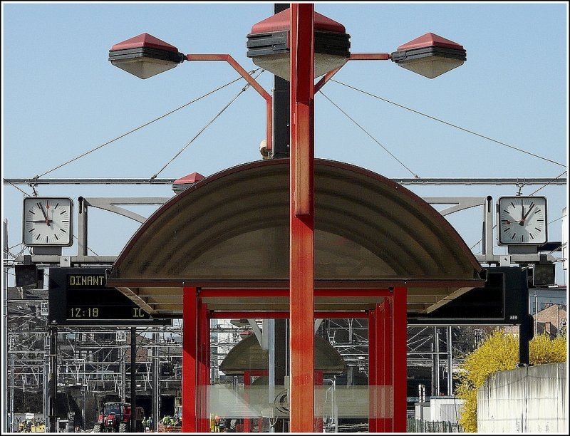Dies ist kein Aprilscherz! Im Bahnhof von Namur scheinen die Uhren immer etwas anders zu ticken. ;-) 30.03.09 (Jeanny)