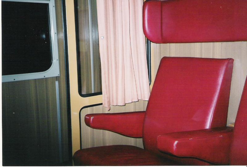 Dies ist KEIN Bild, das vor 1989 aufgenommen wurde. Es handelt sich vielmehr um eine Aufnahme, die im Sitzwagen eines Urlaubsexpresses zwischen Hamburg und Klagenfurt aufgenommen wurde. Man beachte das  gemtliche  Interior im DR-Look (Kunstledersitze, rosa Gardinen und Holzimitationen).
(SOMMER 2004)