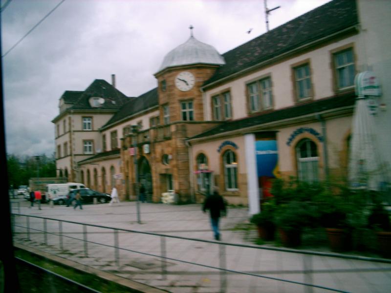 Dies ist nicht wirklich der Stuttgart Hbf. Es ist der Bahnhof eines Vorortes von Stuttgart, nmlich Feuerbach. Am Feuerbach Bahnhof fahren meiner Meinung nach nur S- Bahnen!