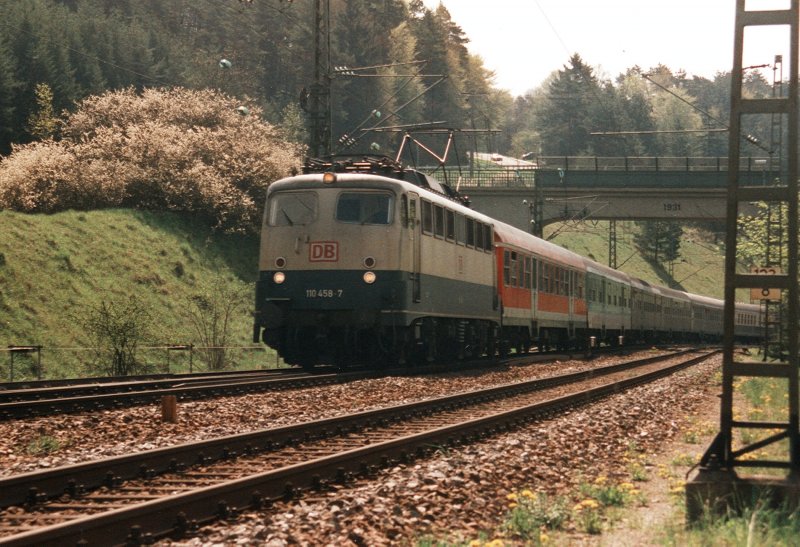 Dies scheint ein Regionalexpress von Singen nach Stuttgart zu sein.Silberlinge in verschiedenen Versionen und ein Abteilwagen bilden die bunte Wagenkomposition. Hattingen, 2.5.1999.