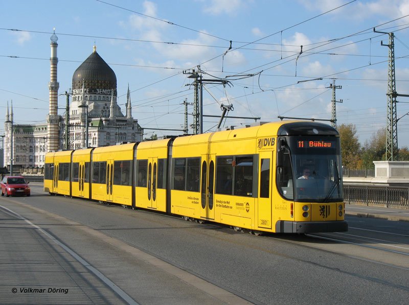 Dies war das erste Exemplar NGT D12DD und damals die lngste Straenbahn der Welt, Mit Text   Erstmals in Dresden - erstmalig in der Welt - aus Bautzen die 45m-Stadtbahn von BOMBARDIER TRANSPORTATION . Seit 2003 hat die  Dresdner Verkehrsbetriebe AG (DVB) 32 Stck beschafft. Hier als Linie 11 nach Bhlau auf der Marienbrcke, im Hintergrund die Jenidse, 27.10.2006
