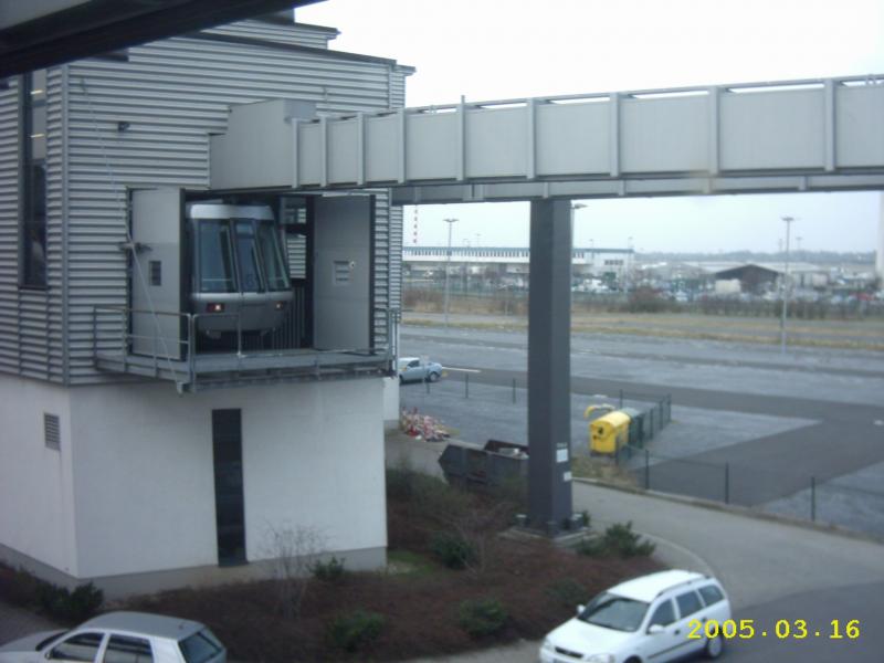 Dies ist die Werkstatt und Waschanlage fr den  Sky -Train  am Flughafen Dsseldorf! Dieses Werk liegt direkt an der Strecke, und kann Problemlos ber Weichen befahren werden. Hier zu sehen ist ein im Werk befindlicher Sky-Train!