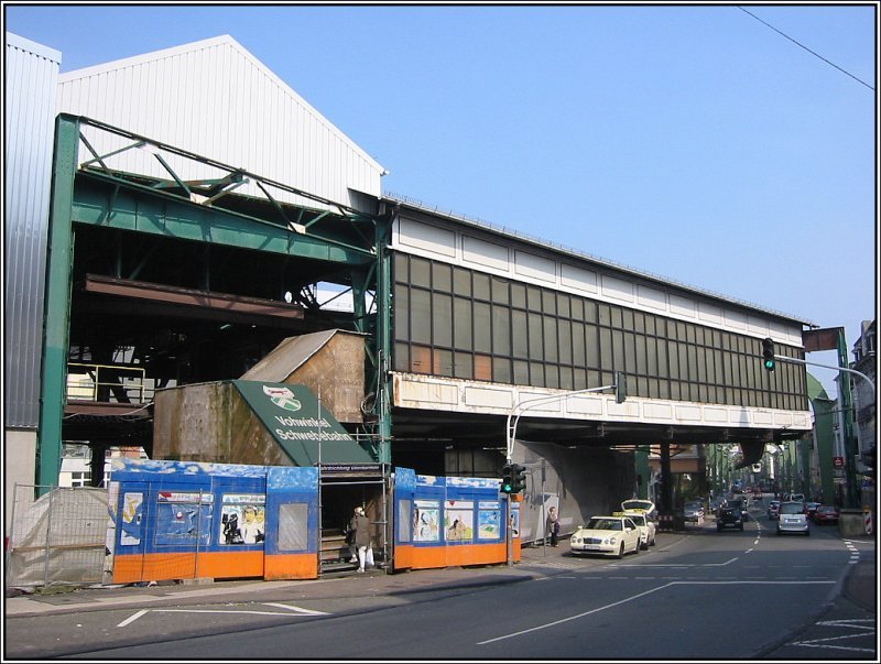 Dies ist die westliche End-Haltestelle Vohwinkel der Wuppertaler Schwebebahn, aufgenommen am 31.03.2007. Nicht unbedingt ein sehr attraktiver Anblick, allerdings wird diese Station gerade umgebaut. Im Zuge dieser Arbeiten wird es im Verlauf dieses Jahres zu zeitweisen Komplett-Sperrungen der Schwebebahn kommen. Wer die Absicht hat, die Schwebebahn zu besichtigen, sollte sich daher unbedingt auf der Homepage der Schwebebahn http://www.schwebebahn.de/ unter News �ber die Sperrungen informieren.
