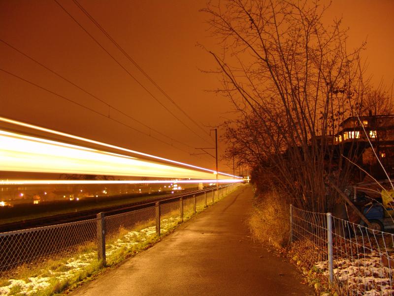 Dies ist wohl ebenso eines der LETZTEN Eisenbahnbilder das am 31.12.04 gemacht worden ist. Das Bild zeigt einen kommenden Schnellzug von Zrich und ist hier in Oberwil.

