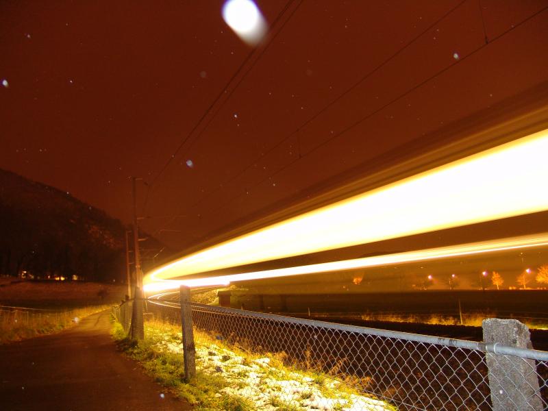 Dies ist wohl eines der LETZTEN Eisenbahnbilder das am 31.12.04 gemacht worden ist. Das Bild zeigt einen kommenden Schnellzug von Chiasso und ist hier in Oberwil (ZG).