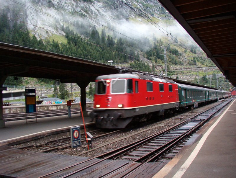 Dies zeigt eine RE4/4 im Bahnhof Gschenen