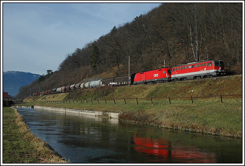 Diese 1142 leistete am 25.11.2006 einer 1116 zwischen Mrzzuschlag bis Gloggnitz Vorspann bei ihrem Gterzug. Die Aufnahme entstand kurz vor der Station Schlglmhl.