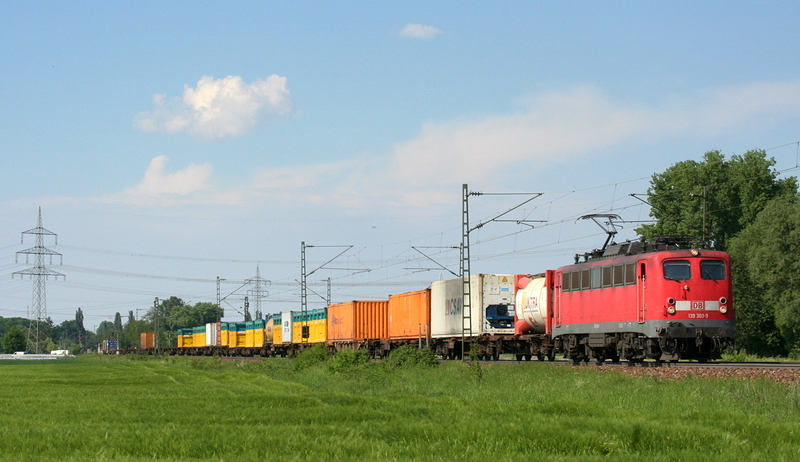 Diese 139er zieht gerade einen Gterzug richtung Sden. Gerade hat sie Karlsruhe verlassen. Aufgenommen im Mai 2008.