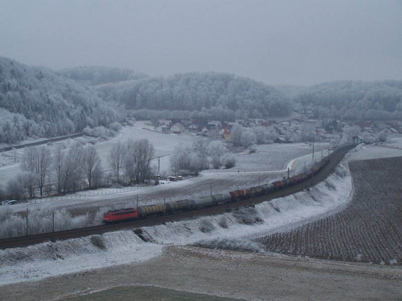Diese 140er fuhr am 27.Dezember 2007 mit einem Kesselwagenzug zwischen Urspring und Lonsee auf der Filsbahn.