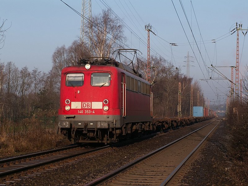 Diese 140er zieht einen gemischten Gterzug bei strahlender Sonne in Richtung Oberhausen. Das Foto stammt vom 19.12.2007