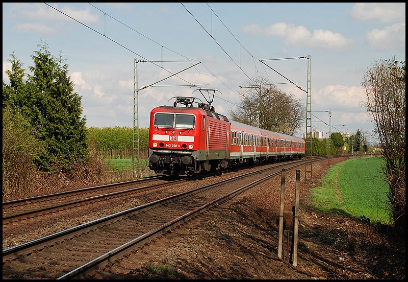 Diese 143er zog am 09.April 2009 ihren Regionalzug nach Frankfurt/Main Hbf. Aufgenommen in Frankfurt/Main-Mainkur.