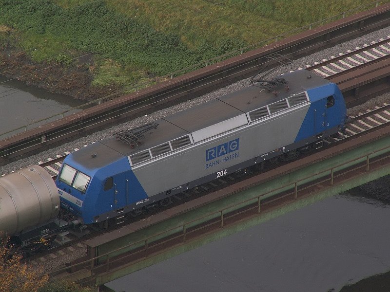 Diese 145 fhrt in Oberhausen in Richtung Osterfeld ber den Rhein-Herne Kanal. Das Foto stammt vom 31.10.2007