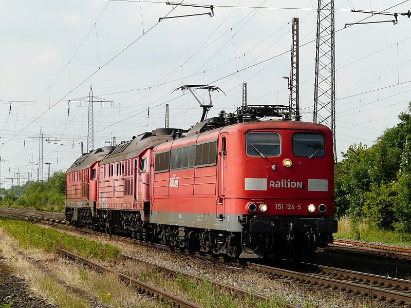 Diese 151 zieht zwei Ludmillas in Richtung Dsseldorf. Es scheint sich dabei um ausrangierte Lokomotiven zu handeln...der Zustand war nicht gut. Keine Tren drin und auch sonst sahen die beiden nicht wirklich gut aus. Das Foto stammt vom 30.06.2008