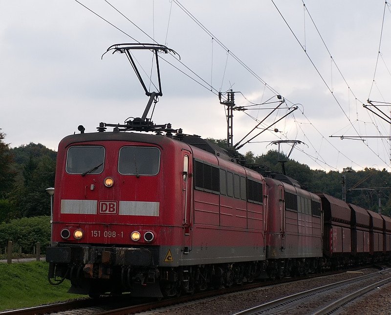 Diese 151er in Doppeltraktion fhrt aus Deutschland kommend in den Venloer Bahnhof ein. Das Foto stammt vom 05.10.2007