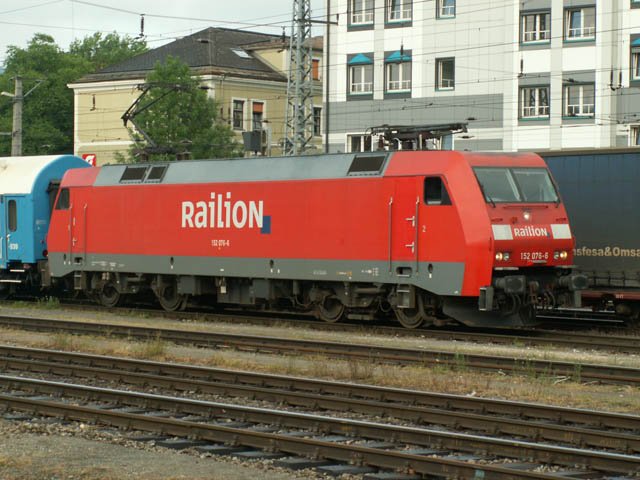 Diese 152 076-6 wartet schon seit einer Stunde auf die Abfahrt.
Grund der Versp�tung sind Bauarbeiten auf der Strecke.