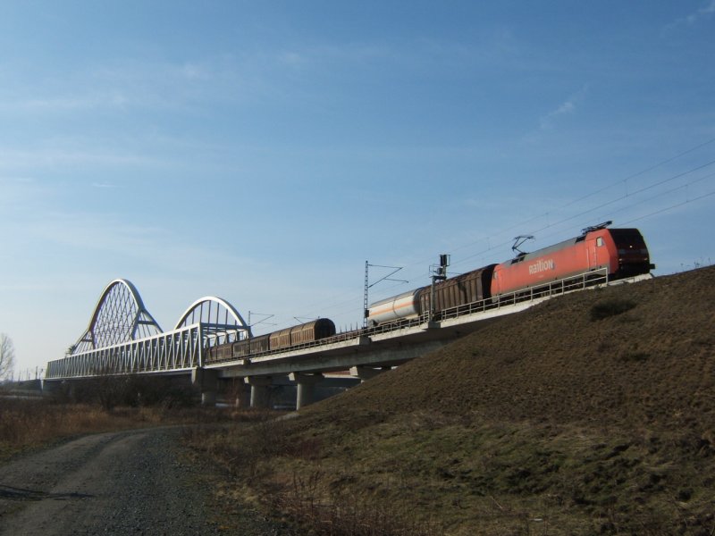 Diese 152 fuhr am 6.1.2004 ber die Elbbrcke bei Lutherstadt Wittenberg,in Richtung Berlin.