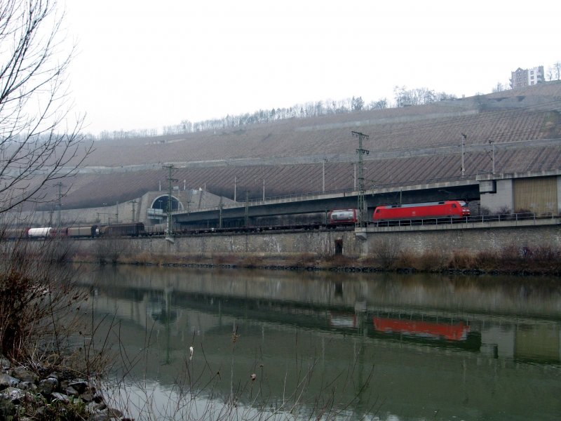 Diese 152 war am 22.12.2007 mit einem G�terzug aus Richtung Gem�nden bei W�rzburg am Main unterwegs.