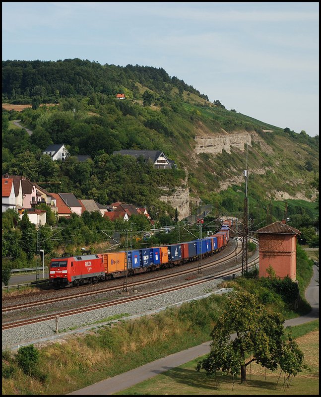 Diese 152er fuhr im August 2008 mit einem Containerzug in Richtung Norden. Aufgenommen bei Retzbach-Zellingen.