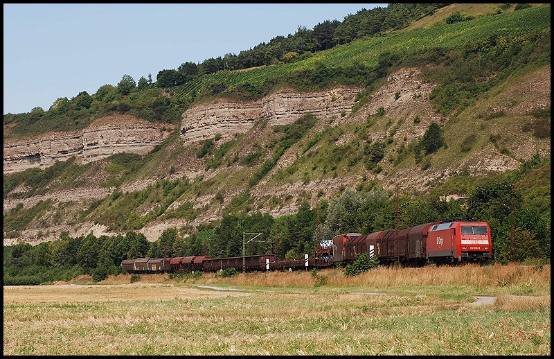 Diese 152er wurde im August 2008 mit ihrem Gterzug bei Thngersheim aufgenommen.