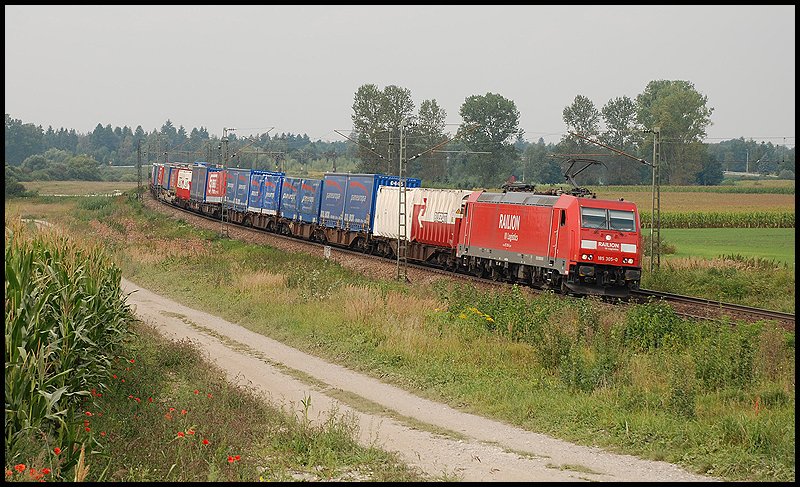 Diese 185er bringt ihre Fracht in Richtung Sden. Aufgenommen in den Sommerferien 2008 bei Hattenhofen.
