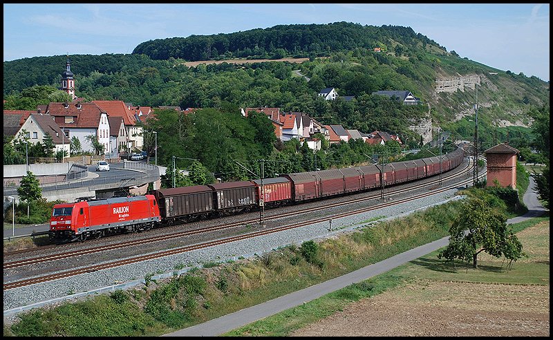 Diese 185er berfhrt einen Gterzug in Richtung Norden. Aufgenommen im August 2008 in Retzbach-Zellingen.