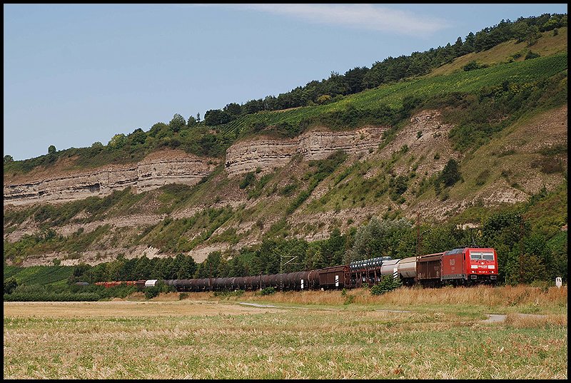 Diese 185er zieht einen gem.Gterzug in Richtung Sden. Aufgenommen im August 2008 bei Thngersheim im Maintal.