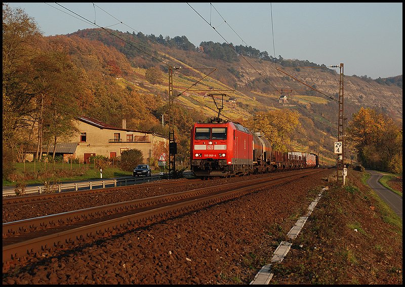 Diese 185er zieht einen gem.GZ im Abendlicht in Richtung Norden. Aufgenommen am 25.Okt 2008 bei Gambach.