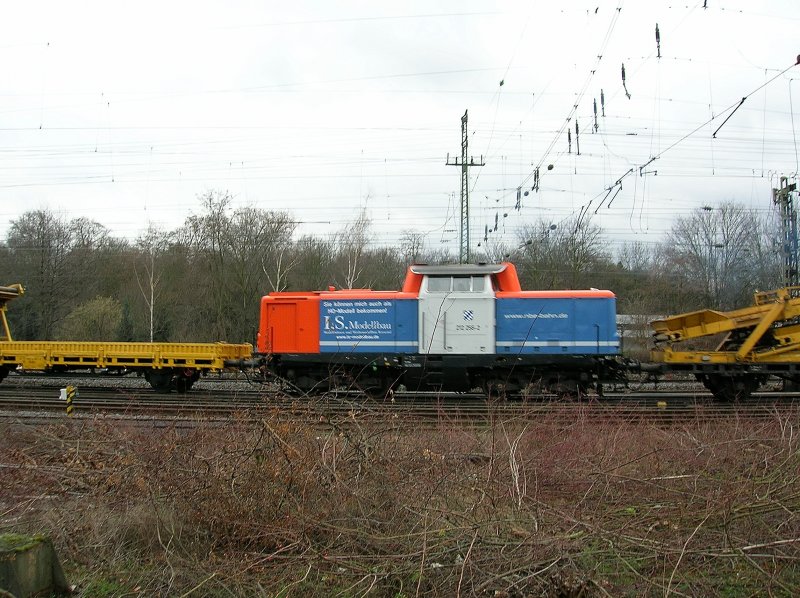 Diese 212, in der Mitte eines Bauzuges, bestehend aus Wagen zur Schotterwsche.  Dieser Zug wurde am Ende von einer V90 nachgeschoben.  Aufgenommen in Koblenz.