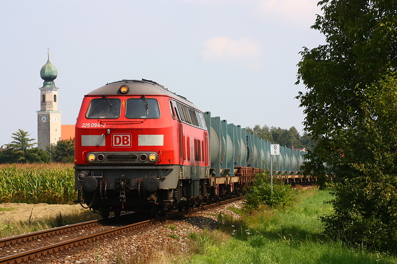 Diese 225 ist aufgrund ihres fetten DB Kekses ein Sonderling. Gerade zieht sie einen  Mller  richtung Mhldorf. Aufgenommen am 28.08.09 bei Heiligenstatt.