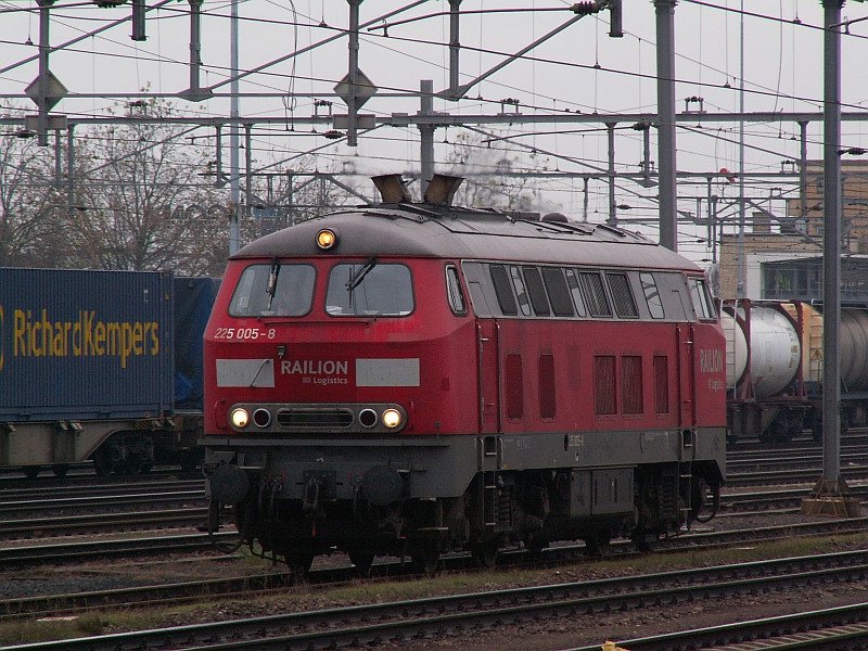 Diese 225er rangiert im Venloer Bahnhof. Sie wird wenig spter als Schiebelokomotive fr einen Erzzug eingesetzt. Das Foto stammt vom 19.11.2007