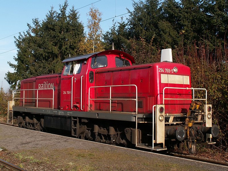 Diese 294 steht in Millingen in der Nhe von Rheinberg. Nach einer kurzen Standzeit fuhr sie in Richtung Solvay aus dem Bahnhof aus. Das Foto stammt vom 31.10.2007