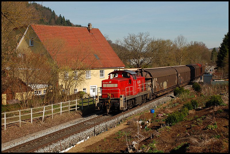 Diese 294er berfhrte am 09.April 2009 ihren Gterzug von Aalen nach Giengen(Brenz) und wurde dabei bei Unterkochen abgelichtet.